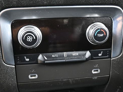 Used 2022 Chevrolet Tahoe Z71 w/ Luxury Package image 36