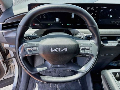 Used 2024 Kia EV9 Light Long Range RWD image 11