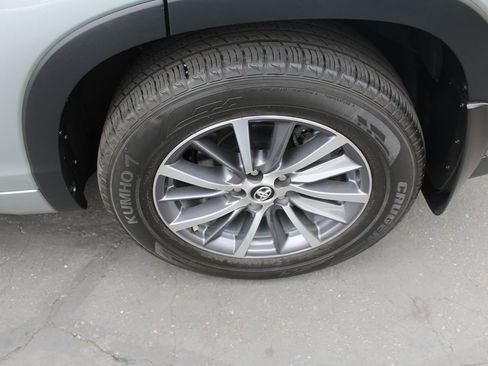 Used 2018 Toyota Highlander XLE AWD/4WD image 14