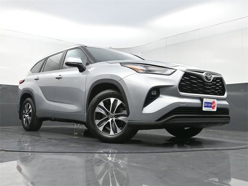 Used 2023 Toyota Highlander XLE image 27