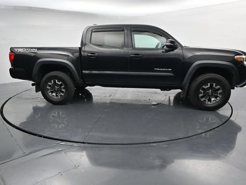 Used 2018 Toyota Tacoma TRD Off-Road w/ Technology Package AWD/4WD image 9
