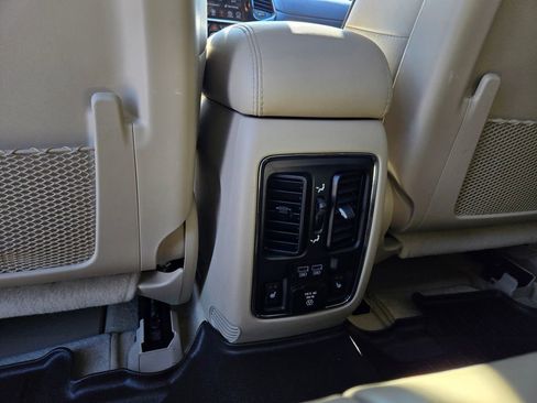 Used 2019 Jeep Grand Cherokee Overland AWD/4WD image 33