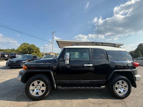 Used 2010 Toyota FJ Cruiser Sport Utility 2D image 3