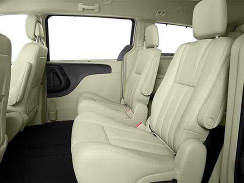 Used 2013 Chrysler Town & Country Limited w/ Luxury Group FWD image 9