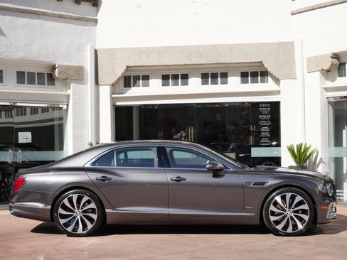 Used 2024 Bentley Flying Spur Azure image 5