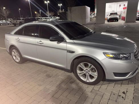 Used 2018 Ford Taurus SE image 2
