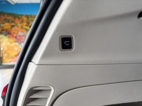 Used 2024 Chrysler Pacifica Touring-L FWD image 44