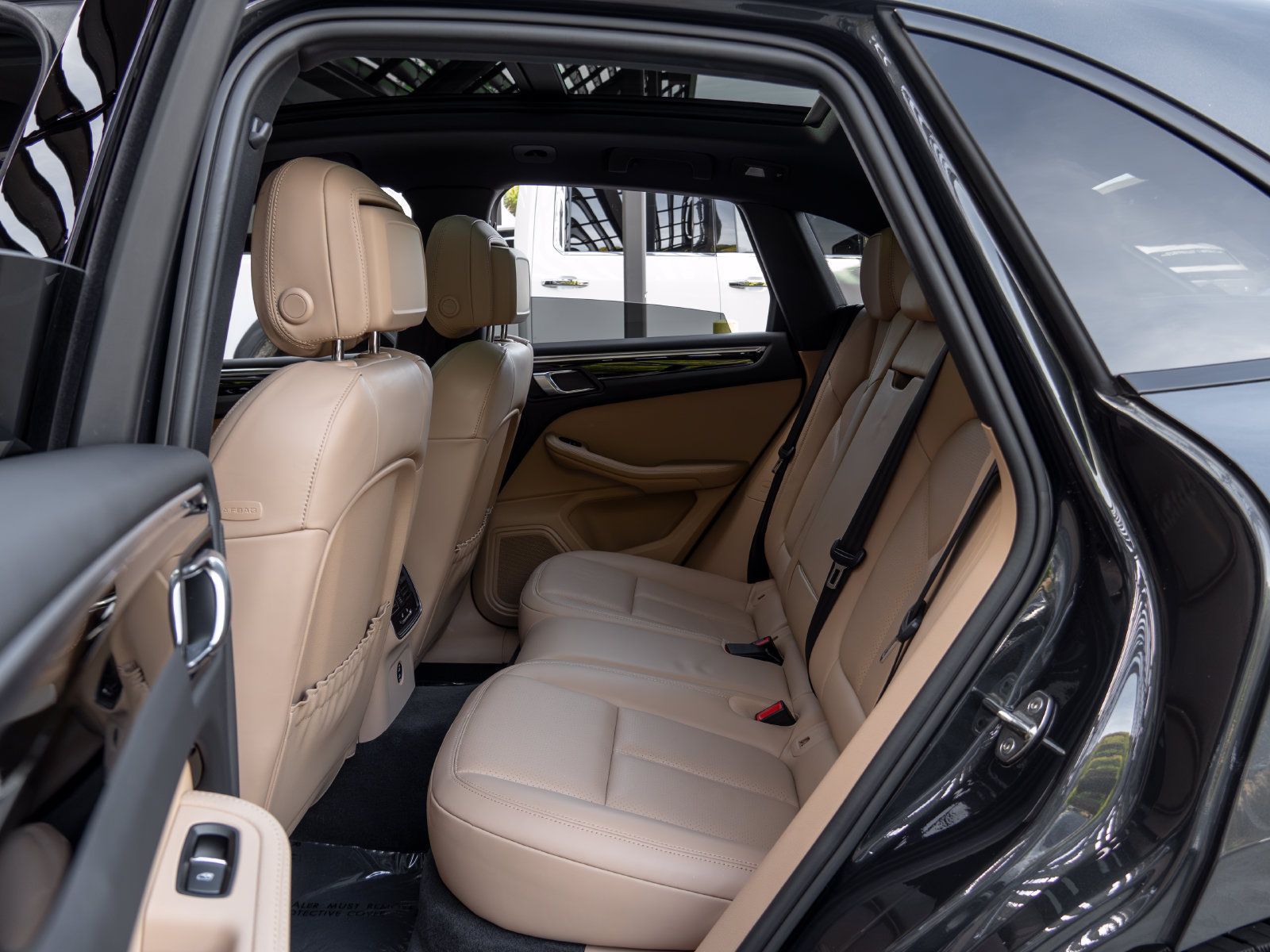 Certified 2023 Porsche Macan AWD/4WD image 44