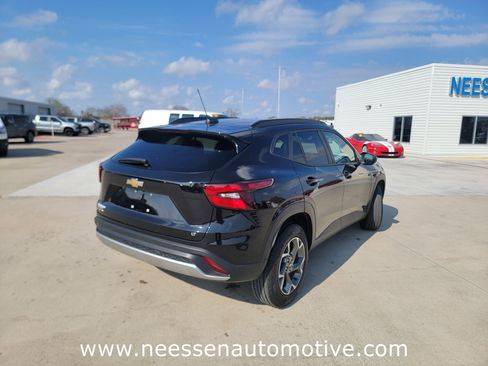 Used 2025 Chevrolet Trax LT w/ LT Convenience Package image 7