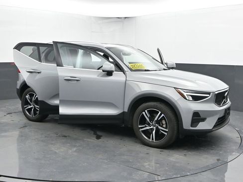 Used 2025 Volvo XC40 B5 Core image 45