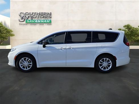 New 2026 Chrysler Pacifica Select image 2