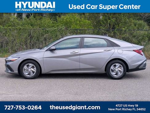 Used 2024 Hyundai Elantra SE FWD image 2