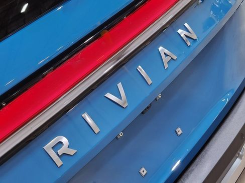 Used 2023 Rivian R1S Adventure AWD/4WD image 20