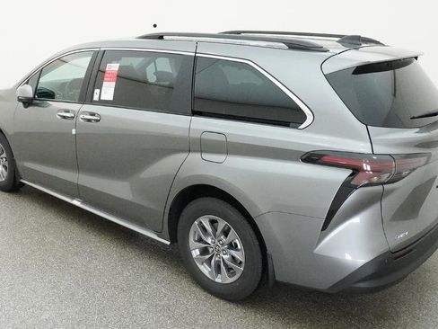 New 2026 Toyota Sienna XLE FWD image 7