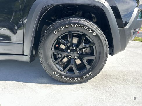 Used 2018 Jeep Cherokee Trailhawk AWD/4WD image 13