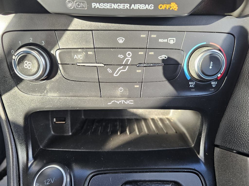 Used 2016 Ford Focus SE w/ Equipment Group 201A FWD image 28