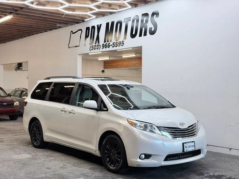 Used 2017 Toyota Sienna XLE FWD image 1