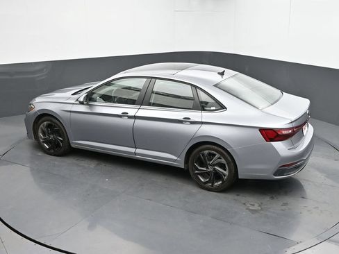 Used 2025 Volkswagen Jetta SE FWD image 19