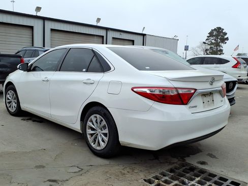 Used 2015 Toyota Camry LE image 2