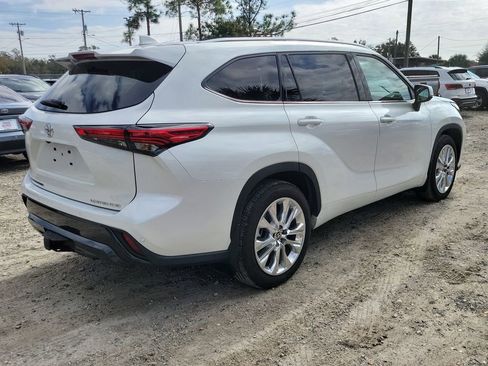 Used 2023 Toyota Highlander Limited image 3