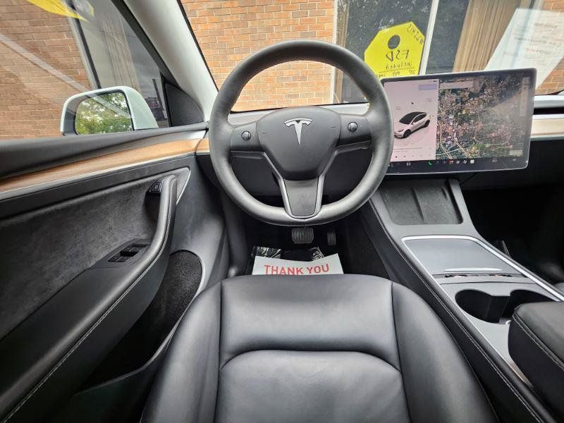 Used 2025 Tesla Model Y Long Range AWD/4WD image 4