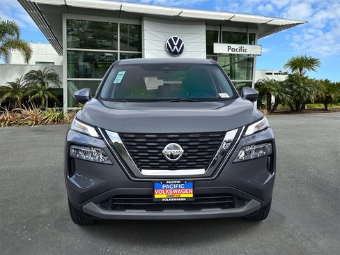 Used 2021 Nissan Rogue SV image 2