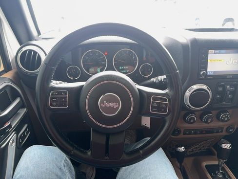 Used 2015 Jeep Wrangler Unlimited Sahara w/ Connectivity Group AWD/4WD image 11