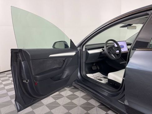 Used 2023 Tesla Model 3 Standard Range image 16