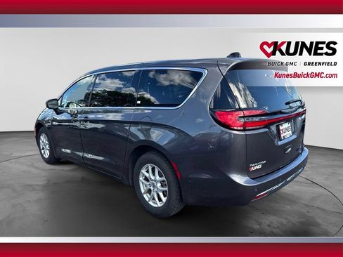 Used 2023 Chrysler Pacifica Touring-L FWD image 9