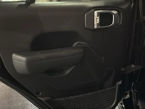 Used 2025 Jeep Gladiator Nighthawk image 17