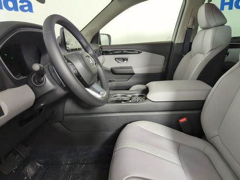 New 2025 Honda Pilot Touring image 12