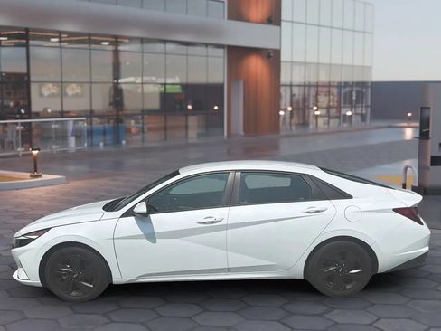 Used 2021 Hyundai Elantra SEL w/ Convenience Package FWD image 4