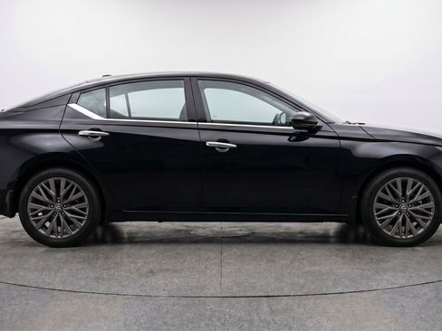 Used 2025 Nissan Altima 2.5 SV FWD image 11