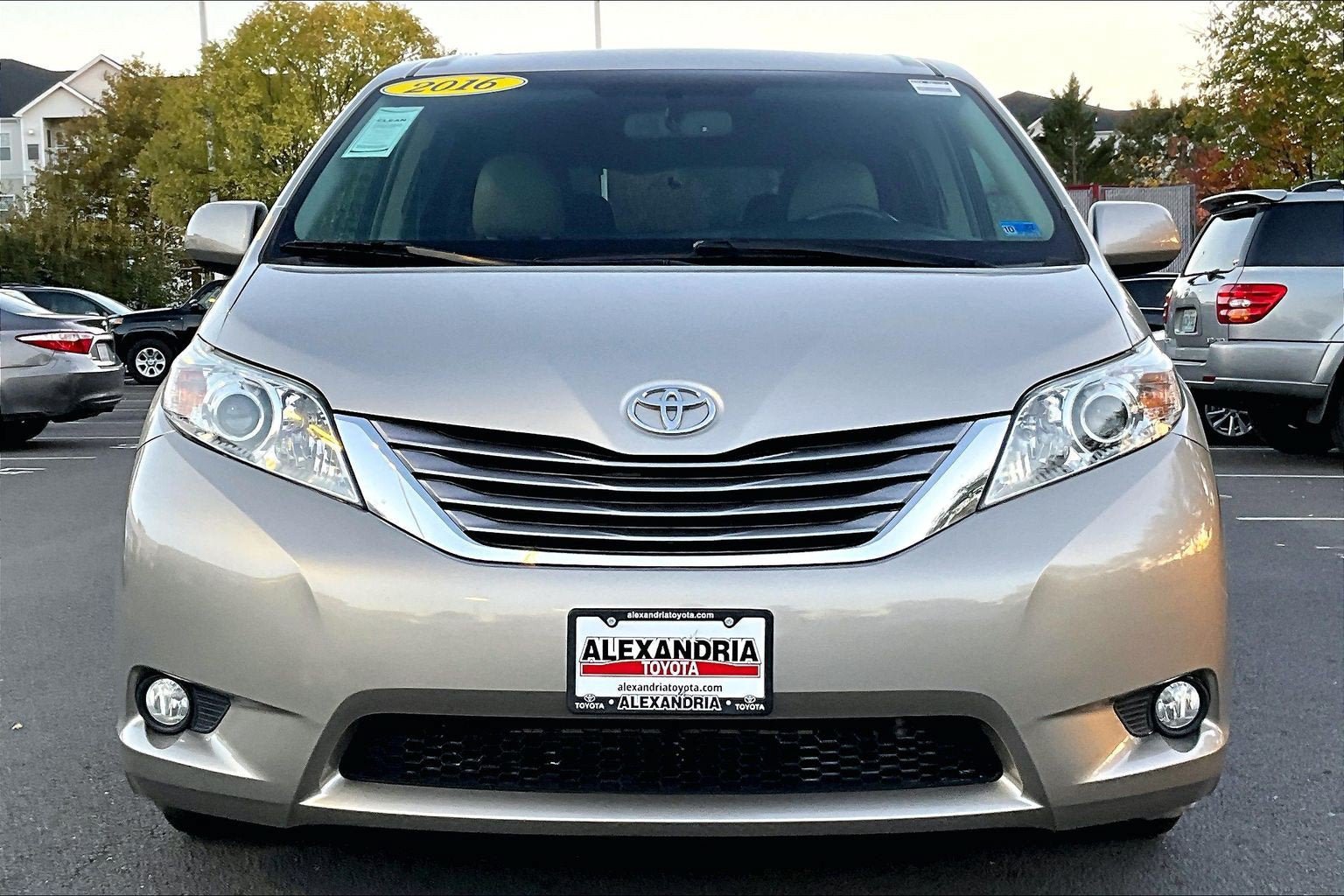 Used 2016 Toyota Sienna XLE Premium FWD image 3