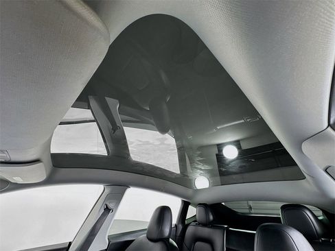 Used 2021 Tesla Model Y Standard Range image 16