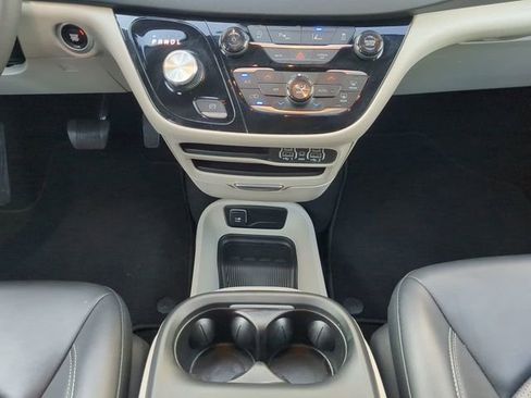 Certified 2024 Chrysler Pacifica Touring-L image 23