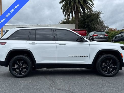 Used 2023 Jeep Grand Cherokee Altitude image 3