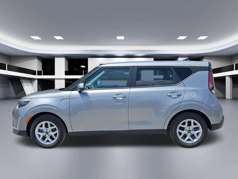 Used 2025 Kia Soul LX FWD image 2