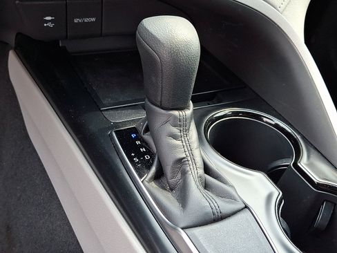 Used 2018 Toyota Camry FWD image 14