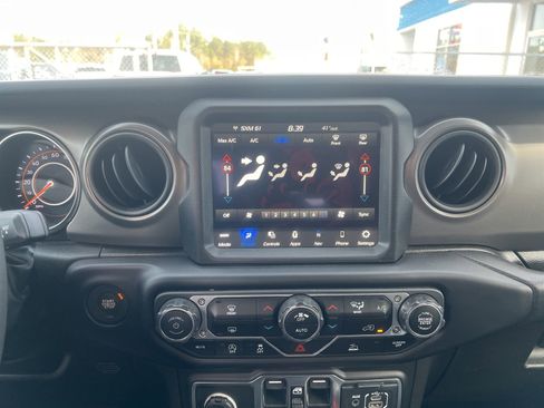 Used 2023 Jeep Gladiator Sport image 10