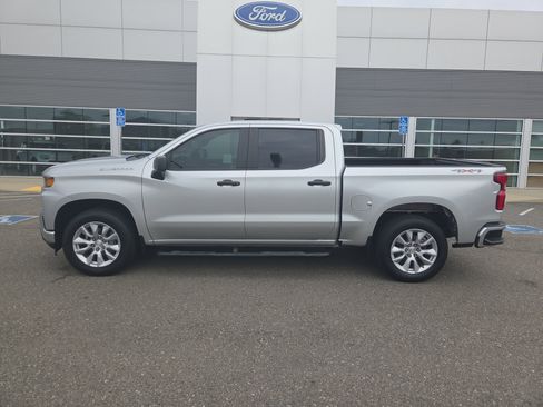 Used 2019 Chevrolet Silverado 1500 Custom w/ Trailering Package AWD/4WD image 2