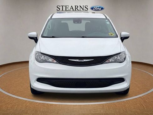 Used 2023 Chrysler Voyager LX FWD image 4