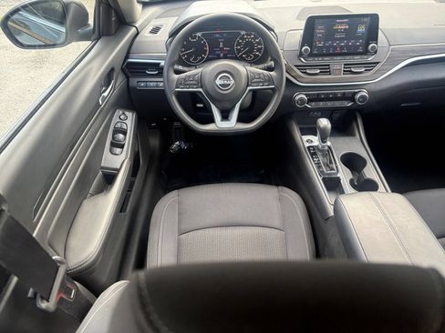 Used 2025 Nissan Altima 2.5 SV FWD image 24