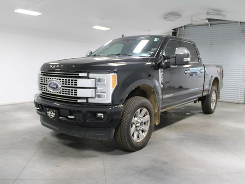 Used 2019 Ford F250 Platinum w/ Platinum Ultimate Package image 4