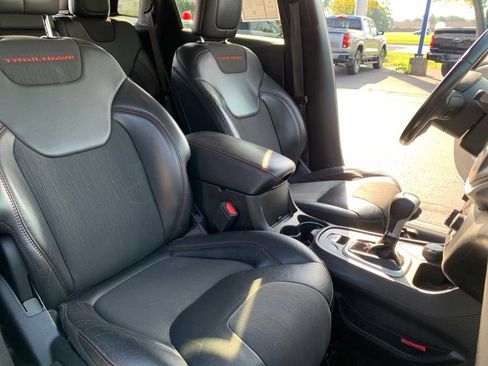 Used 2018 Jeep Cherokee Trailhawk AWD/4WD image 23