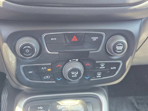 Used 2018 Jeep Compass Latitude w/ Popular Equipment Group FWD image 14