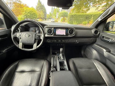 Used 2019 Toyota Tacoma TRD Sport AWD/4WD image 16