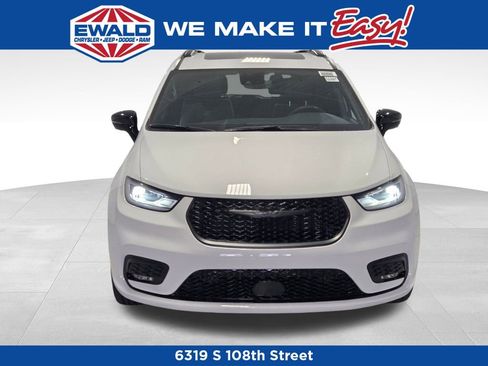 New 2026 Chrysler Pacifica Limited w/ S Appearance Package image 16