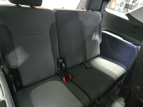 Used 2021 Chevrolet Traverse LT image 12