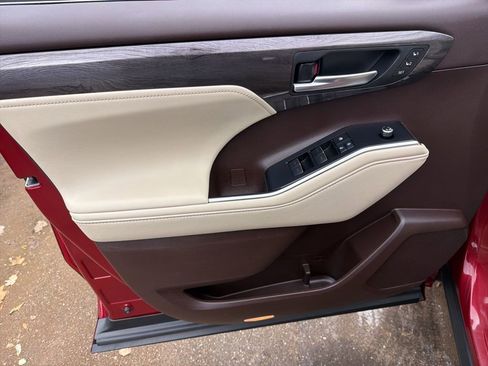 Used 2021 Toyota Highlander Limited image 11